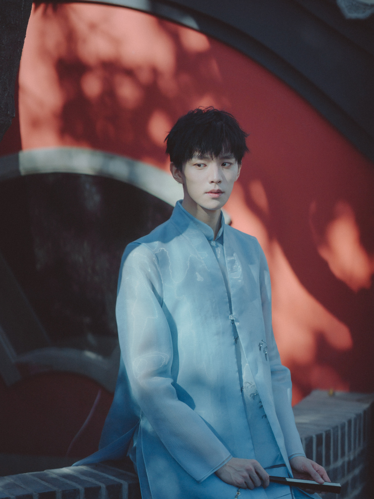 妖扬的气质太好了,身穿国风服饰英俊又帅气,气质一般人真比不了